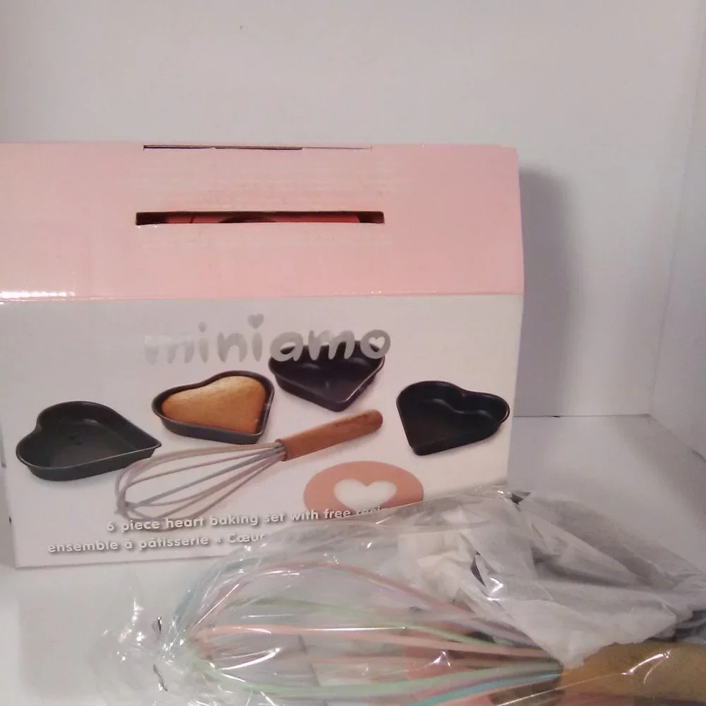 Miniamo 6 Piece Heart Shaped Baking Set With Whisk & Free Recipe Card Brand New